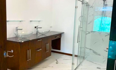 𝗙𝗼𝗿 𝗦𝗮𝗹𝗲: 𝗕𝗮𝗹𝗶𝗻𝗲𝘀𝗲-𝗜𝗻𝘀𝗽𝗶𝗿𝗲𝗱 𝗨𝗿𝗯𝗮𝗻 𝗩𝗶𝗹𝗹𝗮 𝗶𝗻 𝗗𝘂𝗺𝗮𝗴𝘂𝗲𝘁𝗲 𝗖𝗶𝘁𝘆