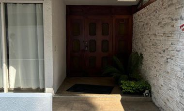 Casa en venta en Circuito Ingenieros, en cerrada con caseta de vigilancia