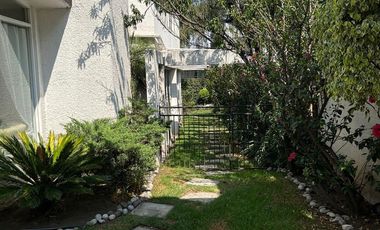 Casa en venta en Circuito Ingenieros, en cerrada con caseta de vigilancia