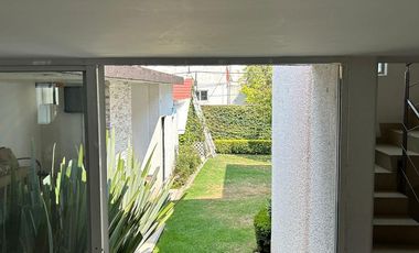 Casa en venta en Circuito Ingenieros, en cerrada con caseta de vigilancia