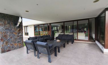 Imponente casa solida recepcion final 7d 6b piscina quincho Condominio Batuco