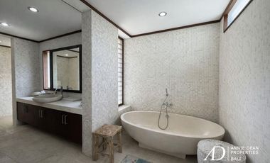 FREEHOLD | BALINESE-STYLE VILLA WITHIN GATED ESTATE IN PERERENAN