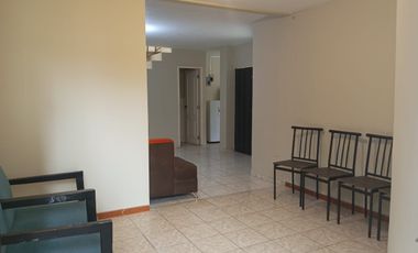 Alquilo departamento de dos plantas en la Garzota