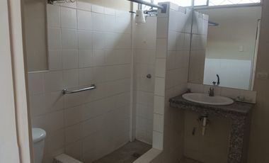 Alquilo departamento de dos plantas en la Garzota