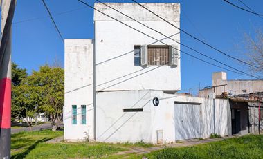 CASA 2 DORMITORIOS-PARRILLERO-GARAGE