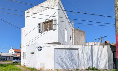 CASA 2 DORMITORIOS-PARRILLERO-GARAGE