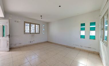 CASA 2 DORMITORIOS-PARRILLERO-GARAGE