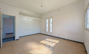 CASA 2 DORMITORIOS-PARRILLERO-GARAGE