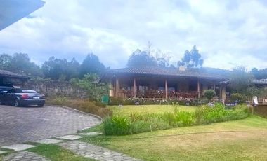 Venta de propiedad semirústica en los Chillos, 2.700m2 de terreno y 452m2 de construcción, piscina privada