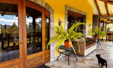 Venta de propiedad semirústica en los Chillos, 2.700m2 de terreno y 452m2 de construcción, piscina privada