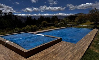 Venta de propiedad semirústica en los Chillos, 2.700m2 de terreno y 452m2 de construcción, piscina privada