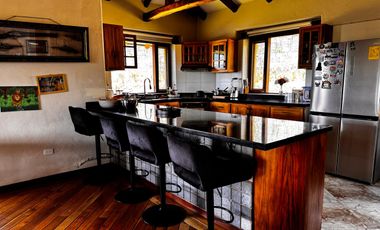 Venta de propiedad semirústica en los Chillos, 2.700m2 de terreno y 452m2 de construcción, piscina privada