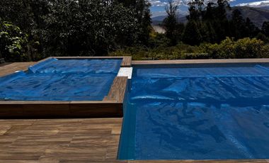 Venta de propiedad semirústica en los Chillos, 2.700m2 de terreno y 452m2 de construcción, piscina privada