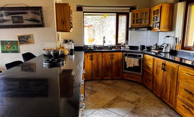 Venta de propiedad semirústica en los Chillos, 2.700m2 de terreno y 452m2 de construcción, piscina privada