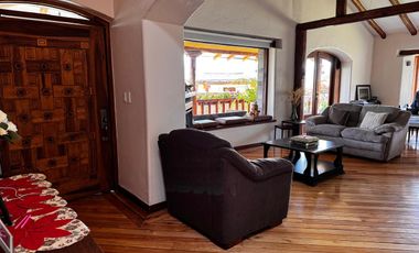 Venta de propiedad semirústica en los Chillos, 2.700m2 de terreno y 452m2 de construcción, piscina privada