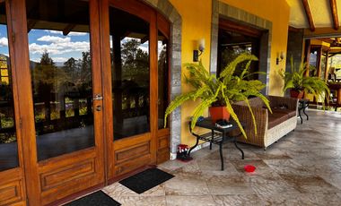 Venta de propiedad semirústica en los Chillos, 2.700m2 de terreno y 452m2 de construcción, piscina privada