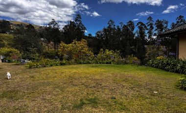 Venta de propiedad semirústica en los Chillos, 2.700m2 de terreno y 452m2 de construcción, piscina privada