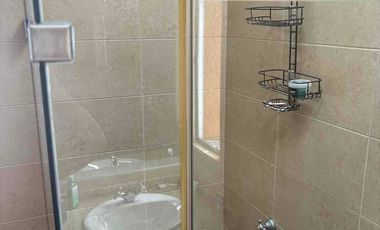 de renta casa vacía o amoblada  amplio jardín  3 habitaciones  3 parqueaderos cubiertos  con porch pérgola más estudio 2 bodegas