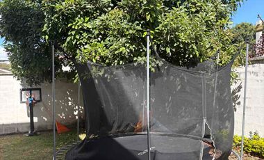 de renta casa vacía o amoblada  amplio jardín  3 habitaciones  3 parqueaderos cubiertos  con porch pérgola más estudio 2 bodegas