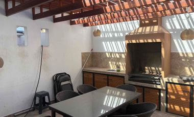 de renta casa vacía o amoblada  amplio jardín  3 habitaciones  3 parqueaderos cubiertos  con porch pérgola más estudio 2 bodegas