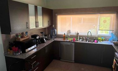 de renta casa vacía o amoblada  amplio jardín  3 habitaciones  3 parqueaderos cubiertos  con porch pérgola más estudio 2 bodegas