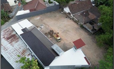 Kos 2 lantai Jl. Kabupaten, Jambon Jogja, 9 pintu, carport muat 2 mobil dan 12 motor lebih