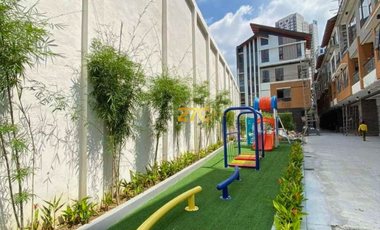 Townhouse for Rent with 3 Parking Slots in San Nicolas, Manila
