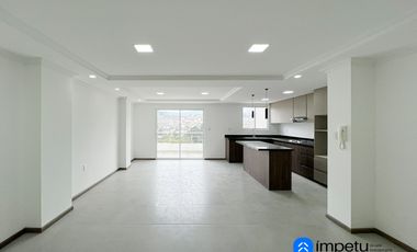 Departamento triplex en venta en sector Estancia Norte cerca de la avenida principal al norte de la ciudad de Loja