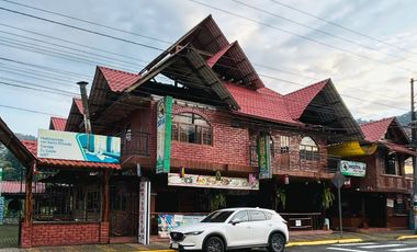 Venta de Hosteria con locales comerciales en Rio Negro-Baños