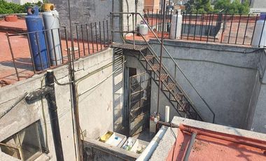 Edificio en venta con departamentos y locales comerciales.