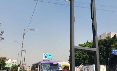 Edificio en venta con departamentos y locales comerciales.