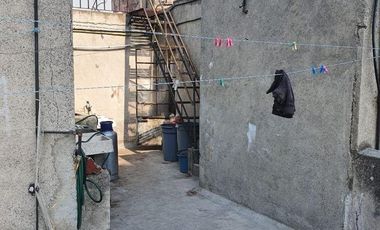 Edificio en venta con departamentos y locales comerciales.