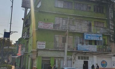 Edificio en venta con departamentos y locales comerciales.