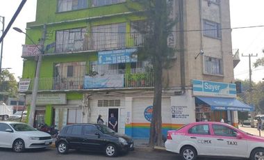 Edificio en venta con departamentos y locales comerciales.