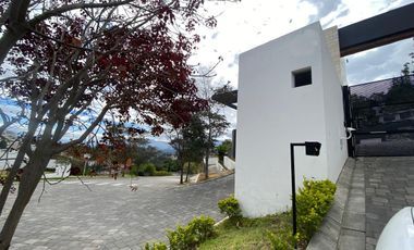 HERMOSO TERRENO DE VENTA EN URBANIZACIÓN DE LUJO CUMBAYA!!