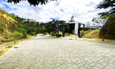 HERMOSO TERRENO DE VENTA EN URBANIZACIÓN DE LUJO CUMBAYA!!