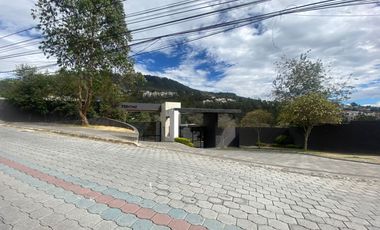 HERMOSO TERRENO DE VENTA EN URBANIZACIÓN DE LUJO CUMBAYA!!