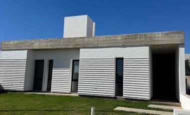 ALQUILÓ CASA CON PILETA