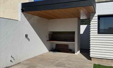 ALQUILÓ CASA CON PILETA