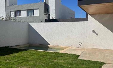 ALQUILÓ CASA CON PILETA