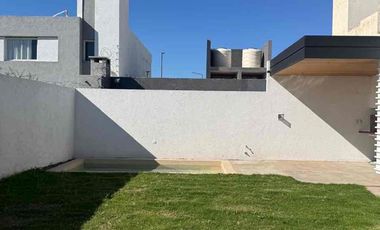 ALQUILÓ CASA CON PILETA