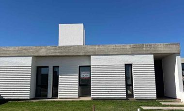 ALQUILÓ CASA CON PILETA