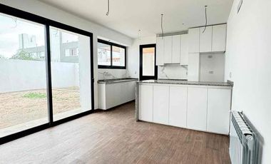 ALQUILÓ CASA CON PILETA