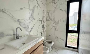 ALQUILÓ CASA CON PILETA