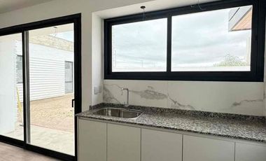 ALQUILÓ CASA CON PILETA