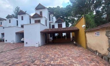 VENDO CASA EN EL CONDOMINIO CERRADO ƁALCONES DE TOLEDO.