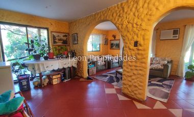 Leon Propiedades vende hermosa parcela de 1ha. con casa en sector los Naranjos, Curacaví.