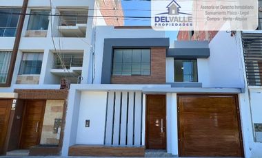 Hermosa Casa con PISCINA Frente a Parque en VENTA - Miraflores Country Club.