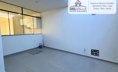 Hermosa Casa con PISCINA Frente a Parque en VENTA - Miraflores Country Club.