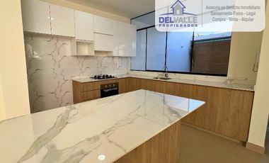 Hermosa Casa con PISCINA Frente a Parque en VENTA - Miraflores Country Club.